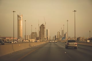 El camino a la ciudad de Riad y los edificios del distrito financiero Rey Abdullah en Riad