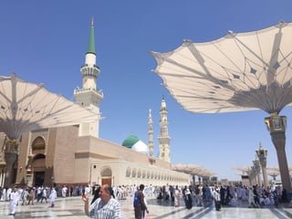 Devotos musulmanes descansando bajo la gigantesca carpa retráctil en la mezquita del profeta Mahoma en Medina