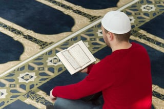 Foto del musulmán rezando en la mezquita